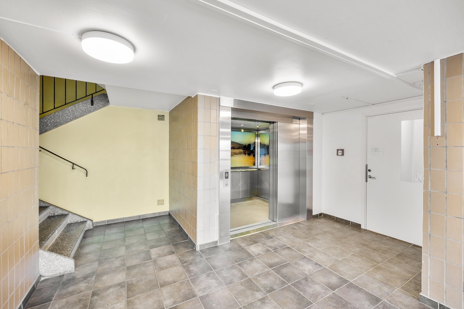 Velholdt felles inngangsparti med heis gir enkel adkomst til leiligheten i 6. etasje. Galleribilde