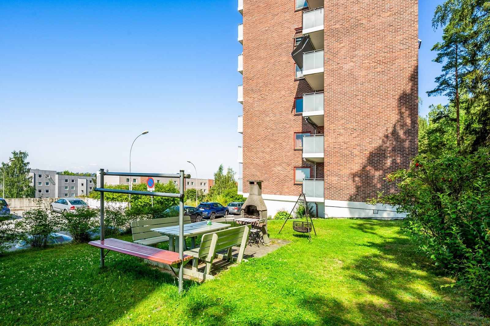 Felles uteområde med grill og sittegruppe, ideelt for sosiale sammenkomster. Galleribilde