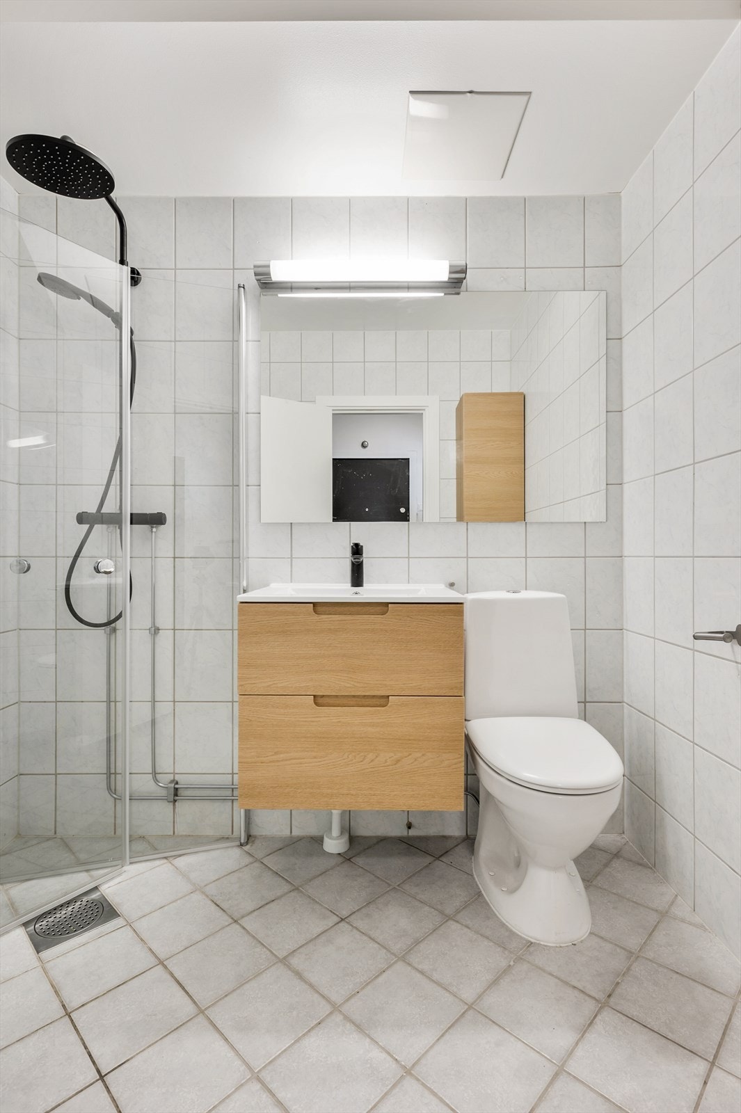 Badet har elektriske varmekabler i gulvet og moderne sanitærutstyr fra 2025. Galleribilde