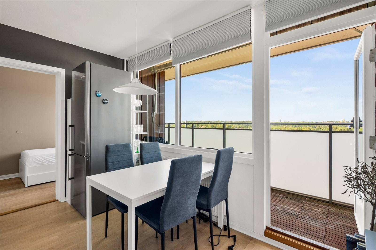 Spiseplassen ligger praktisk til ved kjøkkenet med utgang til balkongen på 9m². Galleribilde