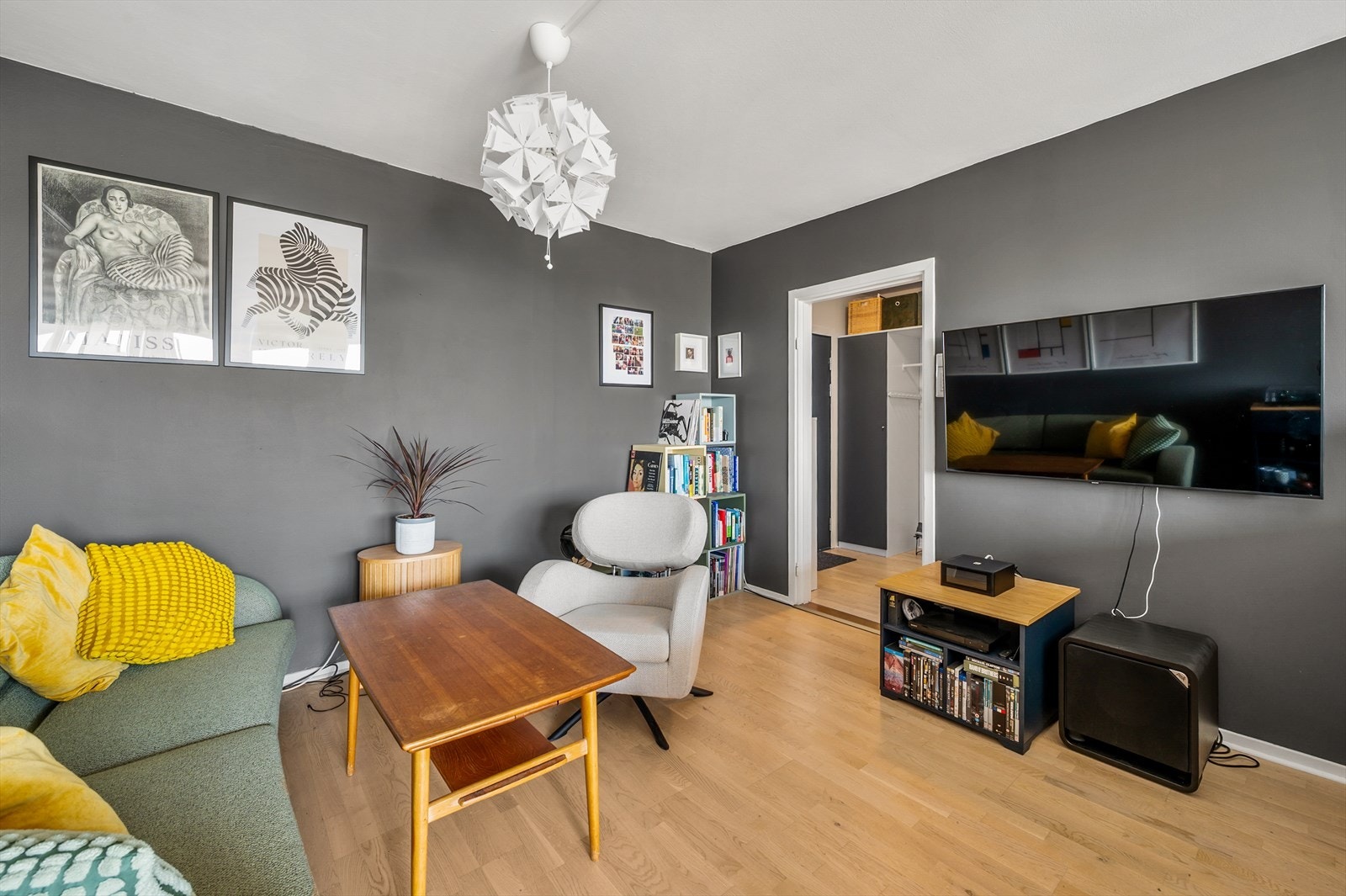 Stuen er utstyrt med parkett og malte vegger for et moderne uttrykk. Galleribilde
