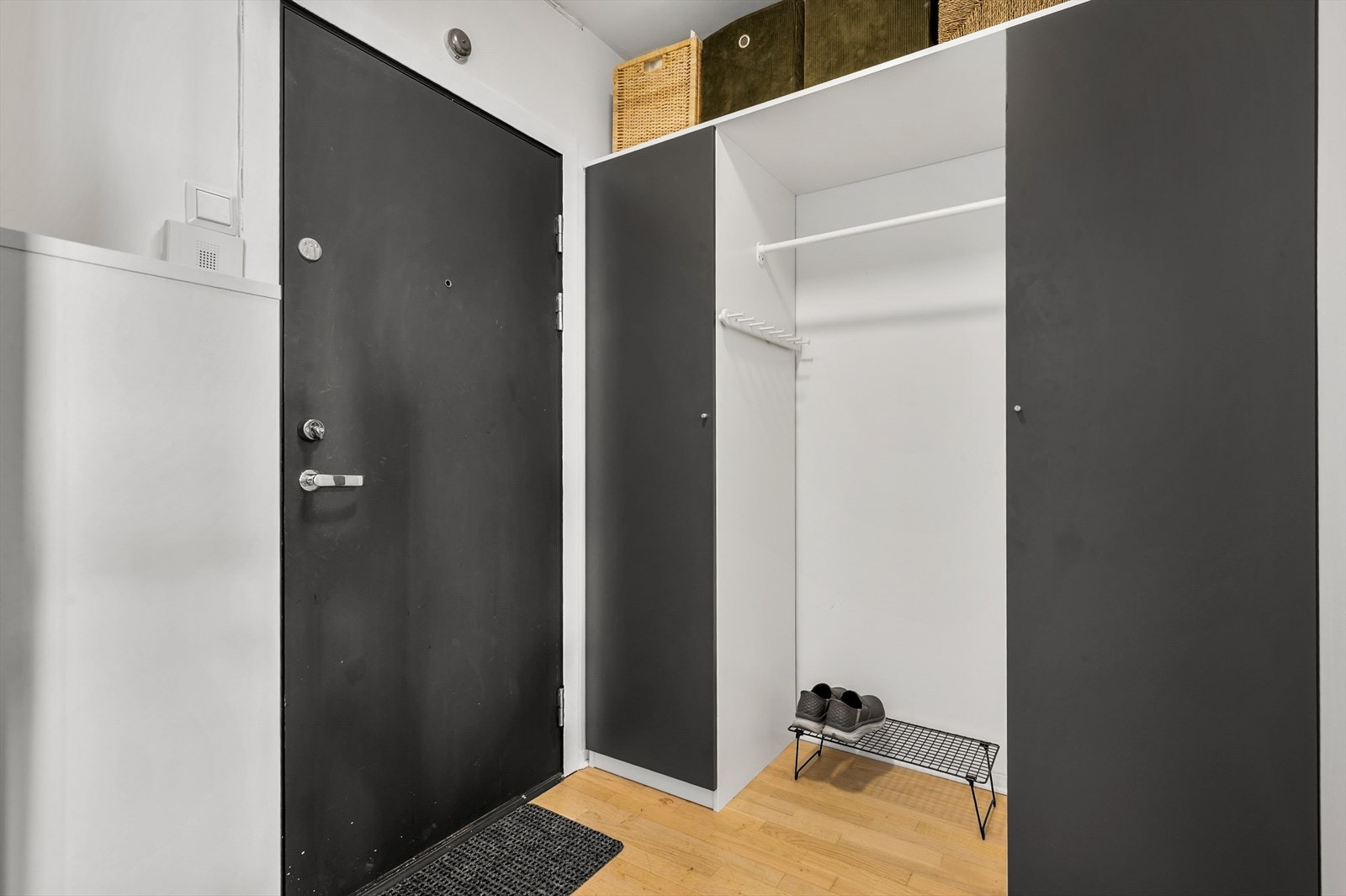 Entré med delvis åpen garderobe gir effektiv oppbevaring av yttertøy og sko. Galleribilde