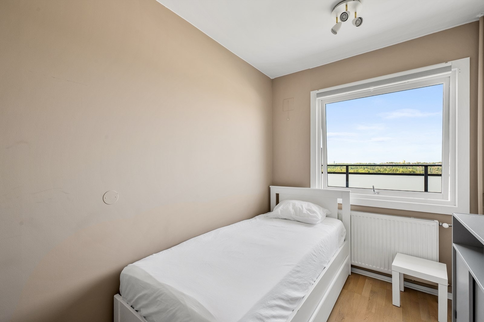 Det andre soverommet er fleksibelt og kan benyttes som gjesterom eller hjemmekontor. Galleribilde