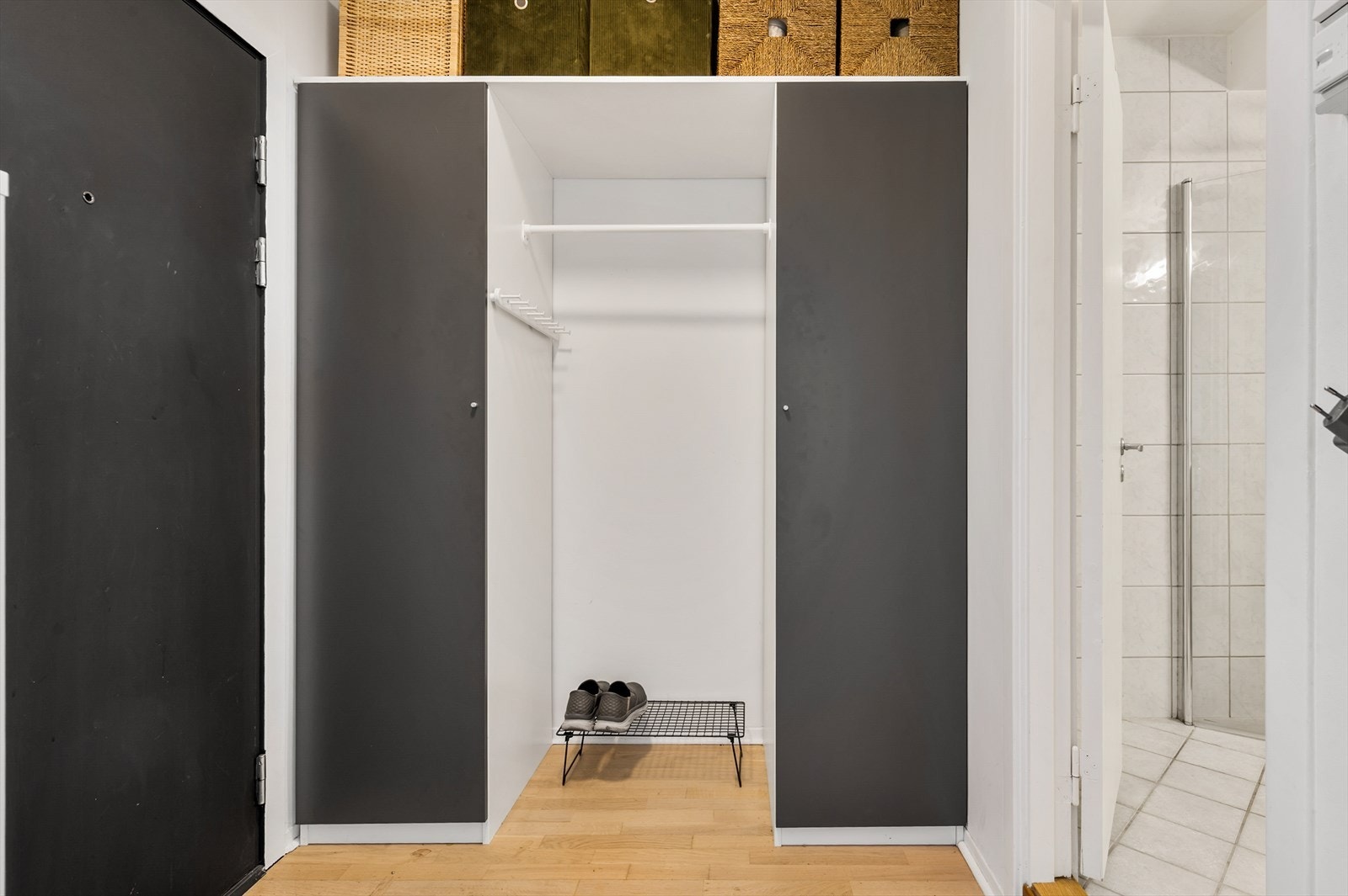 Entré med delvis åpen garderobe gir effektiv oppbevaring av yttertøy og sko. Galleribilde