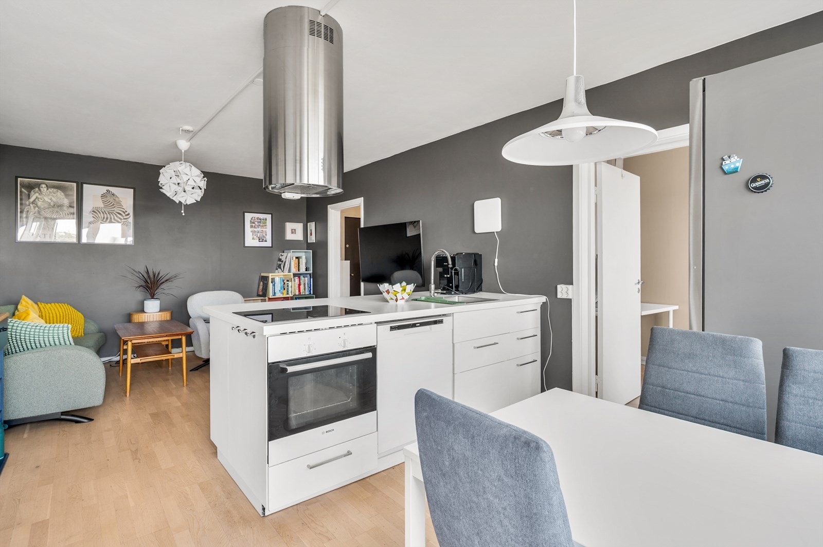 God plass til både spisebord og sofagruppe i det sosiale allrommet. Galleribilde