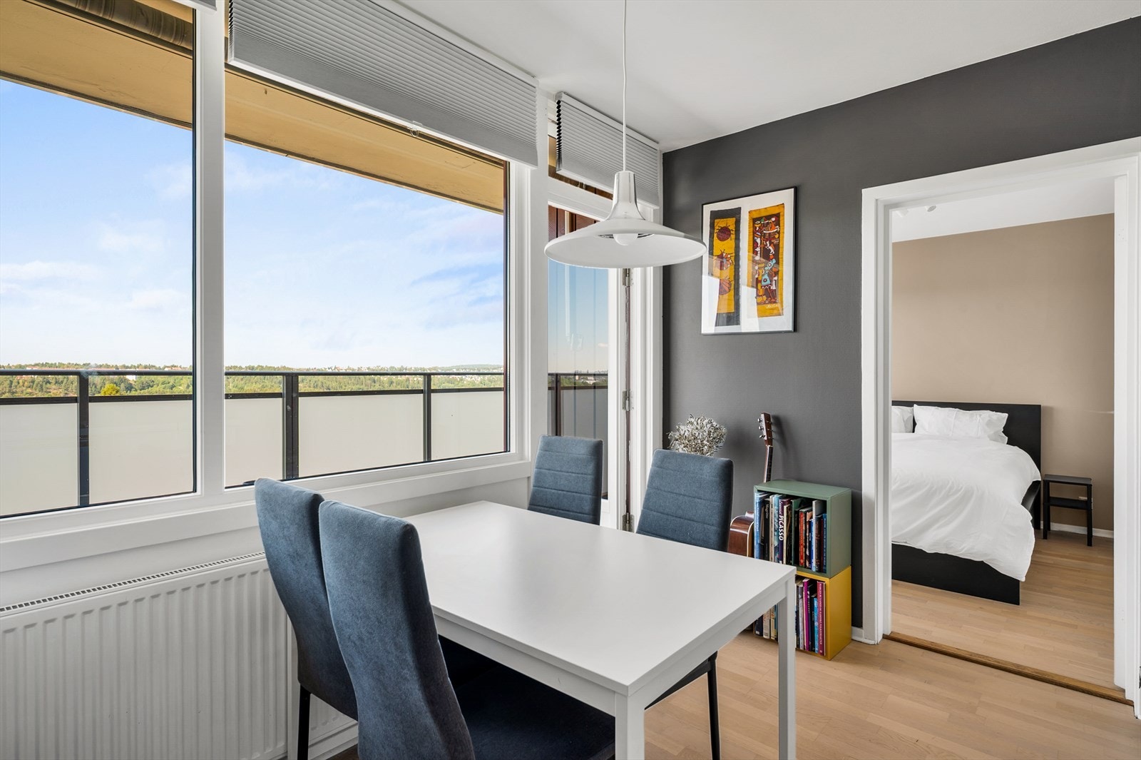 Spiseplassen ligger praktisk til ved kjøkkenet med utgang til balkongen på 9m². Galleribilde
