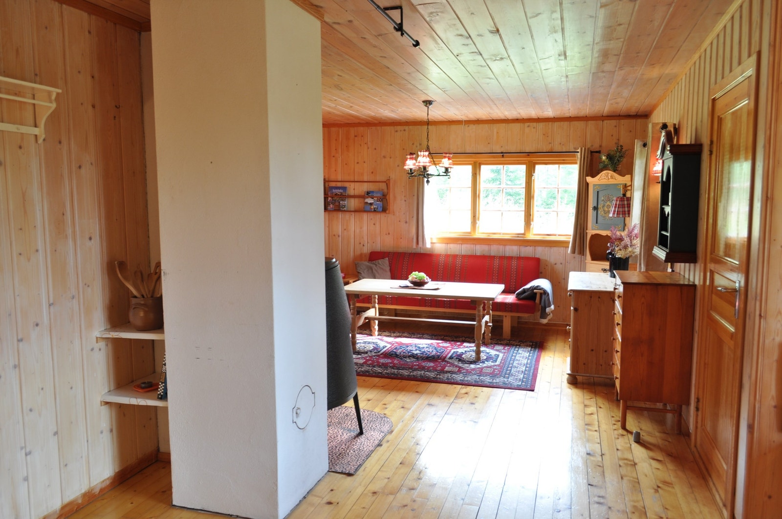 Innvendig møtes du av en åpen stue- og kjøkkenløsning med lune treoverflater. Galleribilde