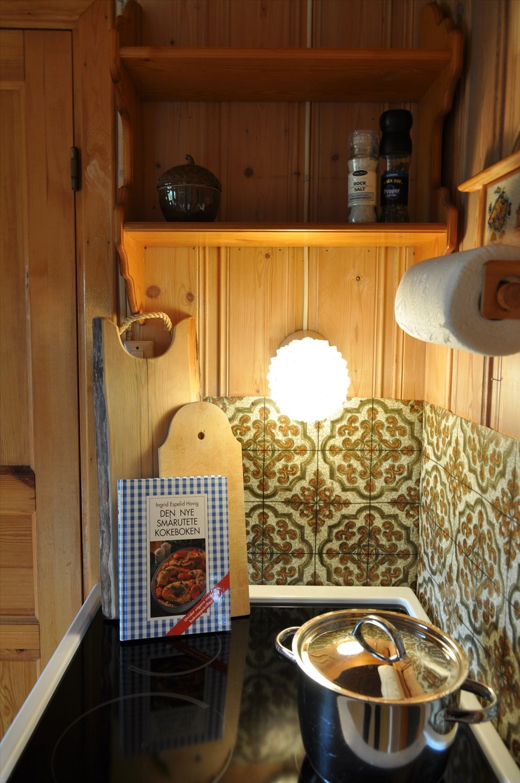 Sjarmerende detaljer på kjøkkenet som gir en nostalgisk og hjemmekoselig følelse. Galleribilde