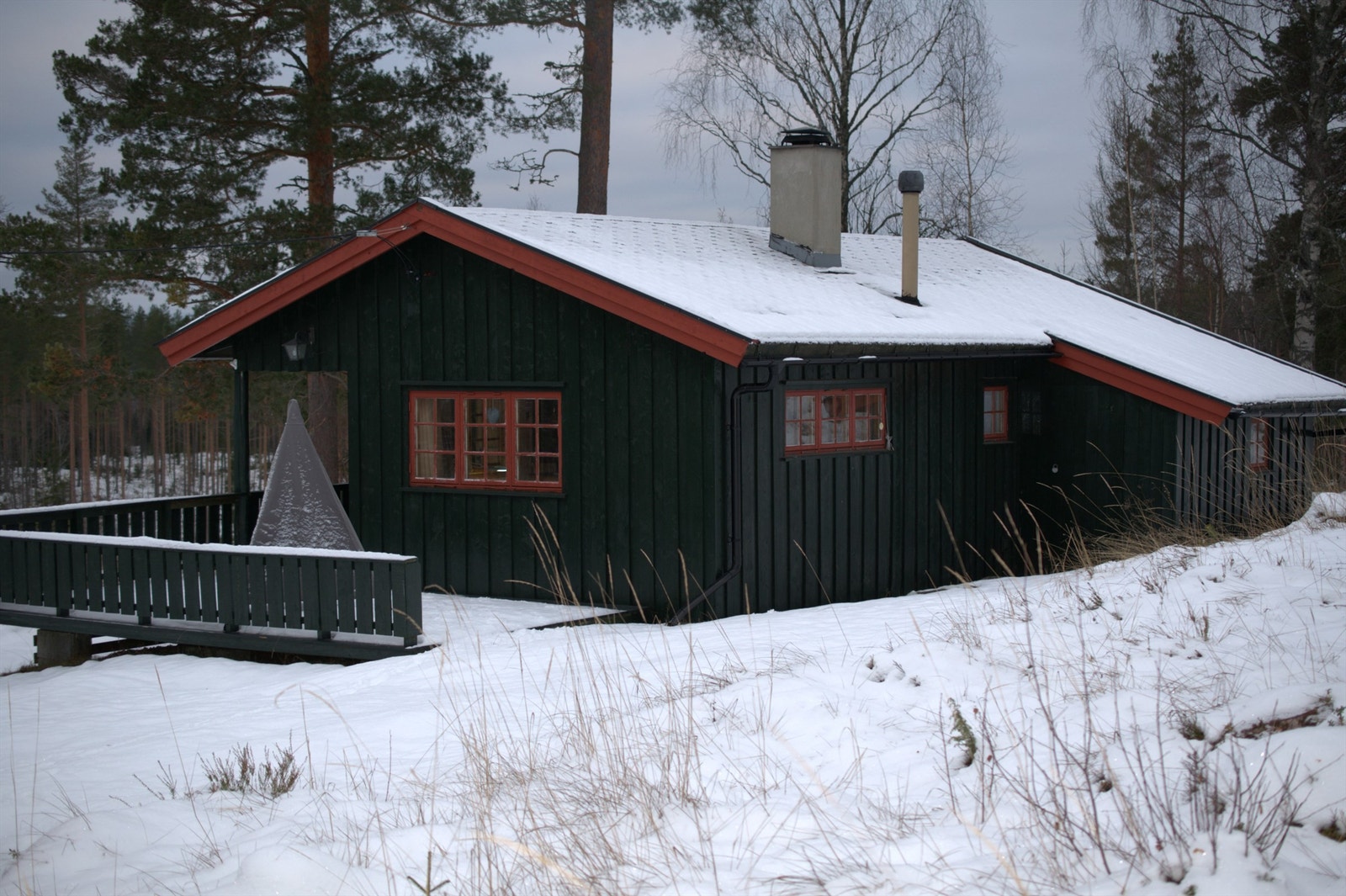 Hytta er til helårsbruk - her kan du nyte stillheten og snødekte landskap. Ny strømstolpe og ledning til hytteveggen. Galleribilde