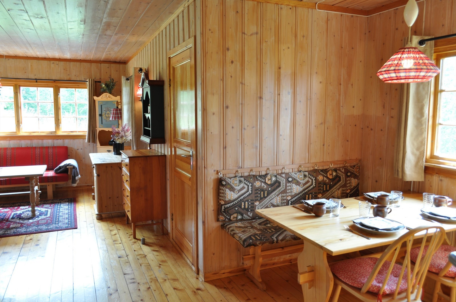 Den åpne løsningen skaper en sosial sone med plass til en hyggelig spisekrok. Galleribilde