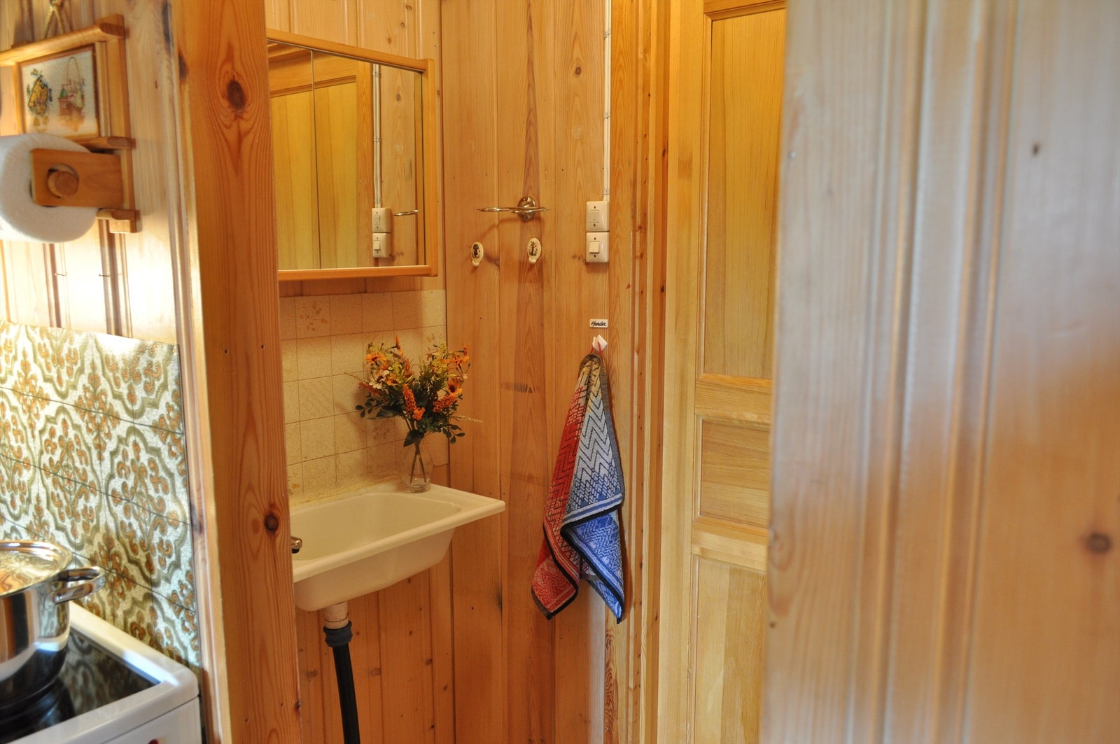 Hytta har ikke innlagt vann, men en praktisk vaskeservant for enkel bruk. Galleribilde