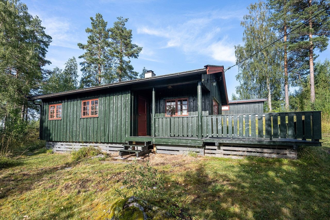 Hytta ligger fint til på en naturtomt med umiddelbar nærhet til skog og mark. Galleribilde