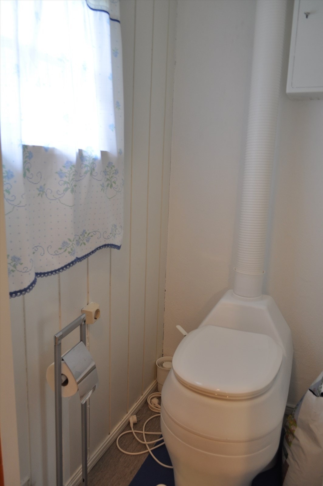 Toalettrom utstyrt med et moderne biotoalett fra 2018. Galleribilde