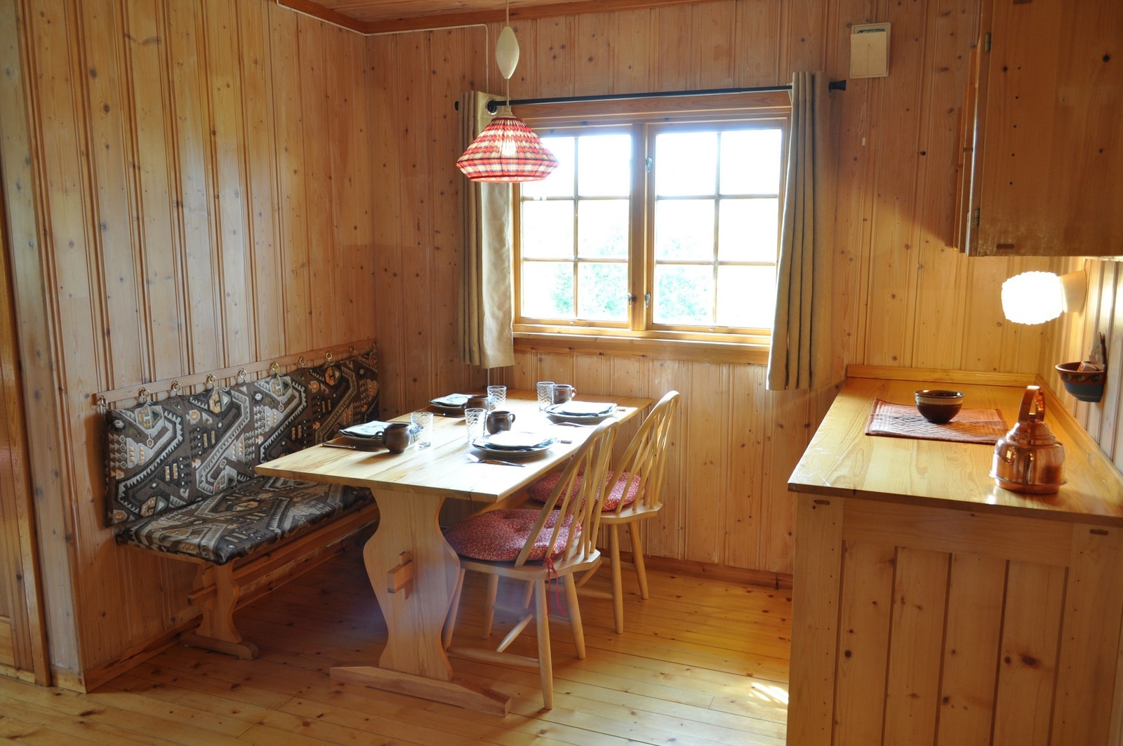 Kjøkkenkroken har et stort vindu som gir godt med dagslys under matlagingen. Galleribilde