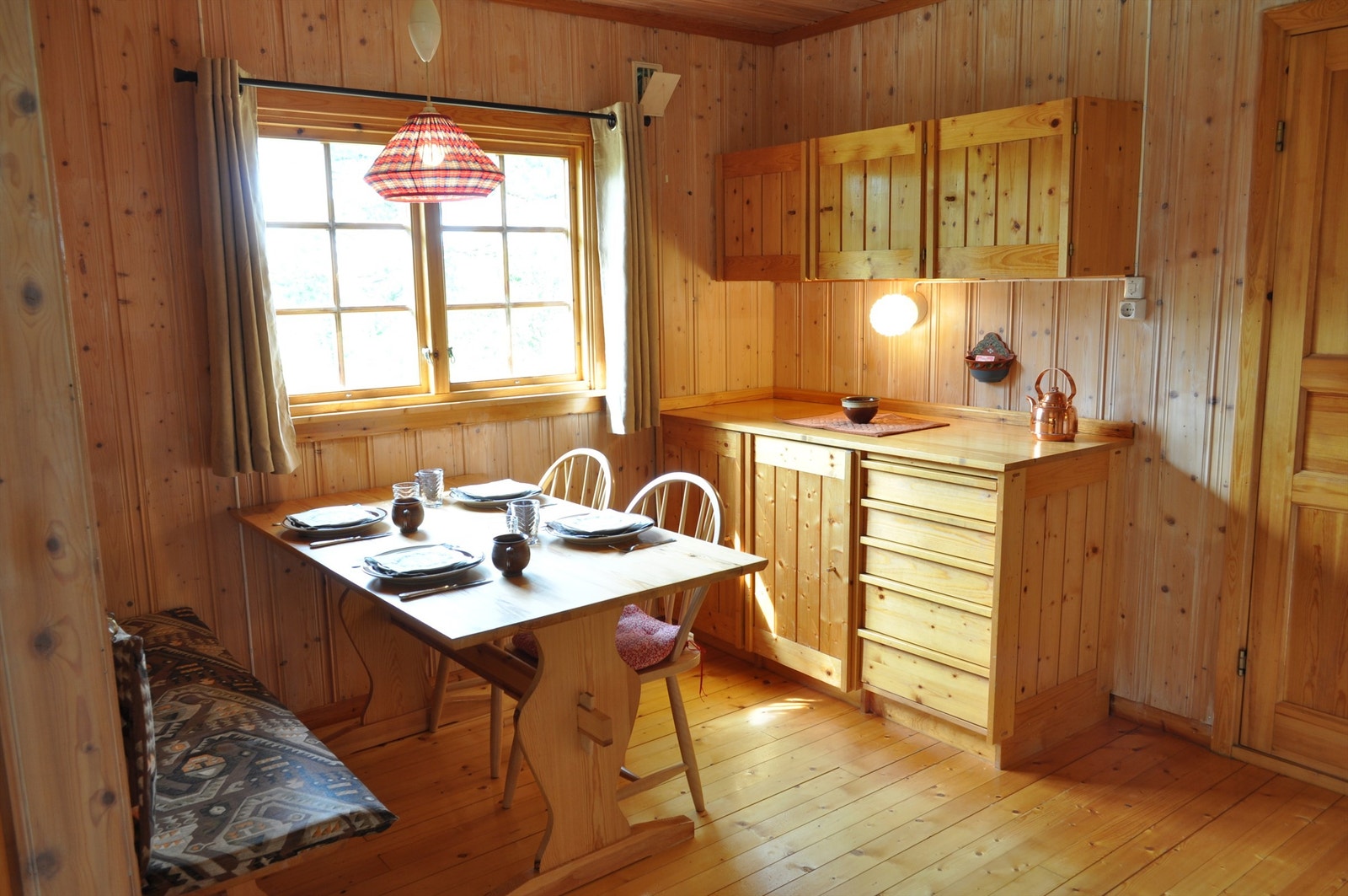 En praktisk kjøkkendel i åpen løsning med hyttas spiseplass. Galleribilde