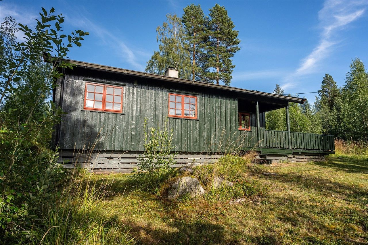 Hytta er omkranset av natur og gir en følelse av ro og privatliv. Galleribilde