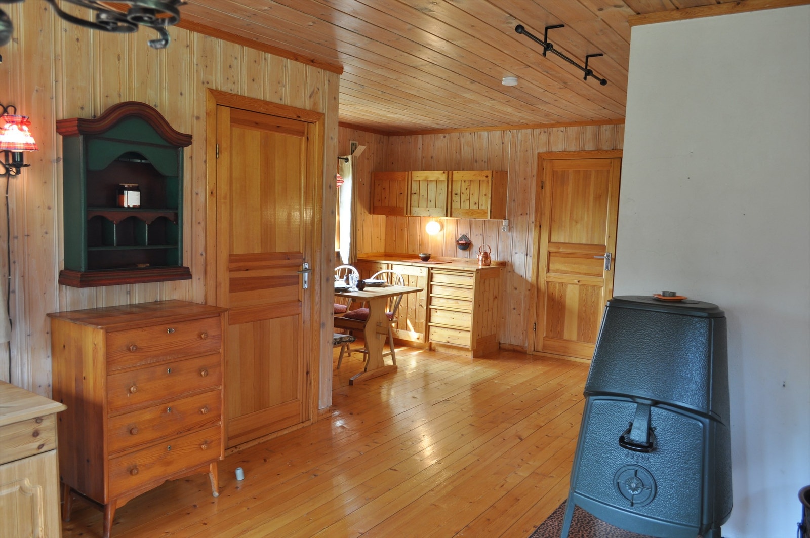 Hytta har originale speildører i heltre som gir en autentisk og gjennomført hyttestemning. Galleribilde