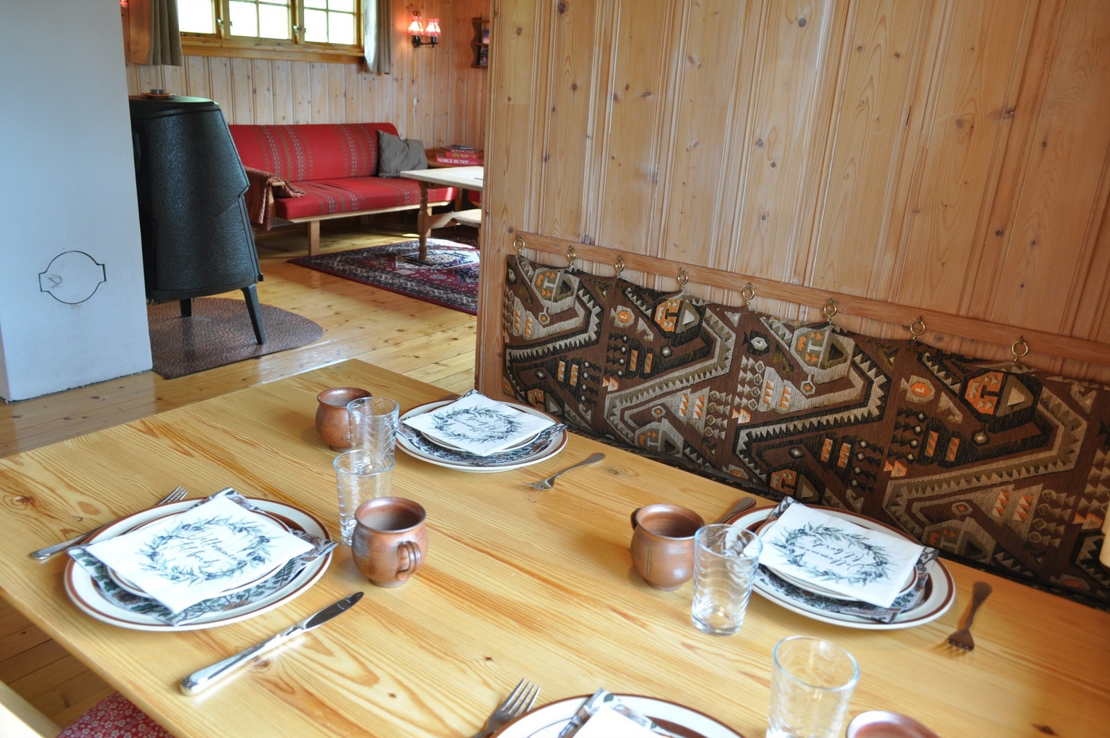 Samle familie og venner rundt spisebordet for hyggelige måltider sammen. Galleribilde