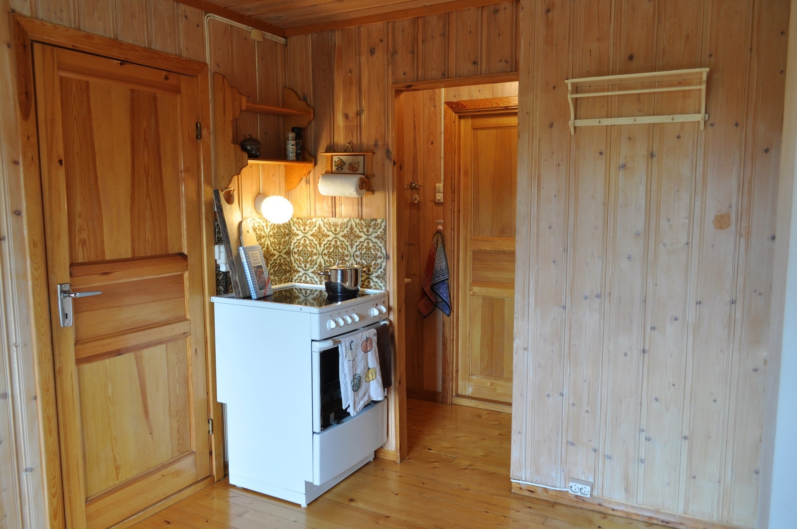 Fra kjøkkenet er det adkomst til hyttas øvrige rom, inkludert to soverom. Galleribilde