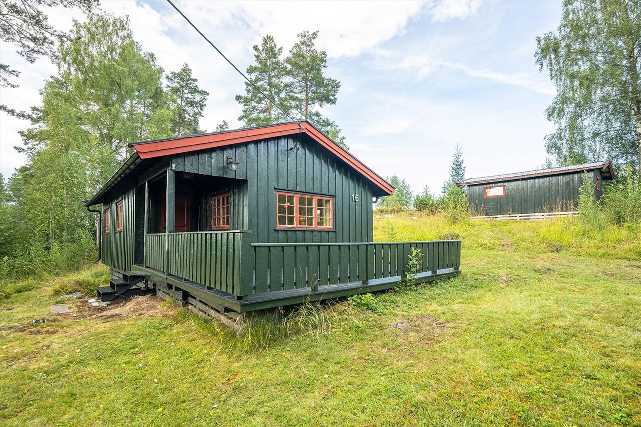 I tillegg til hytta følger det med et praktisk, frittstående uthus på 16m². Galleribilde