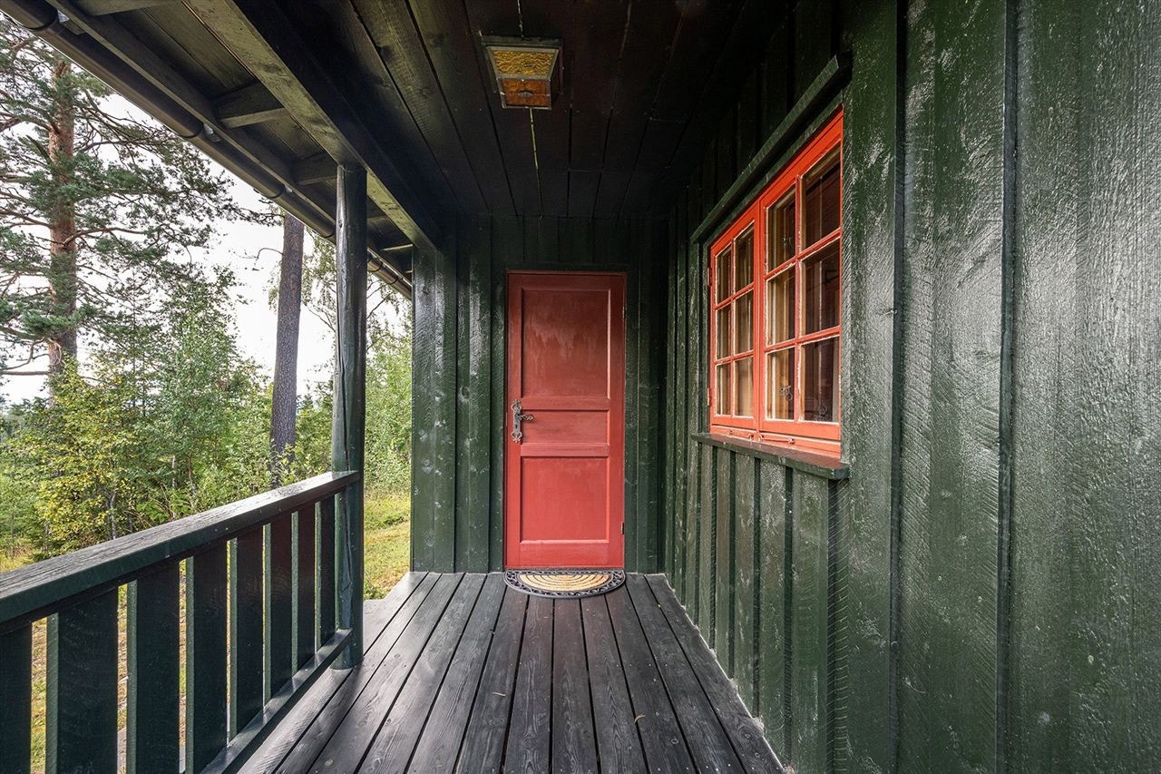 Et overbygget inngangsparti på 19m² ønsker deg velkommen inn. Galleribilde