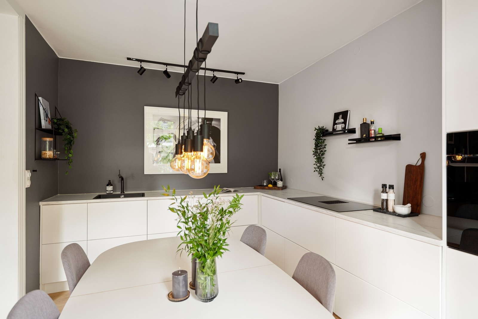 Det er integrerte hvitevarer bestående av stekeovn, nedfelt induskjonstopp, oppvaskmaskin og kjøleskap med frysedel som følger med. Galleribilde