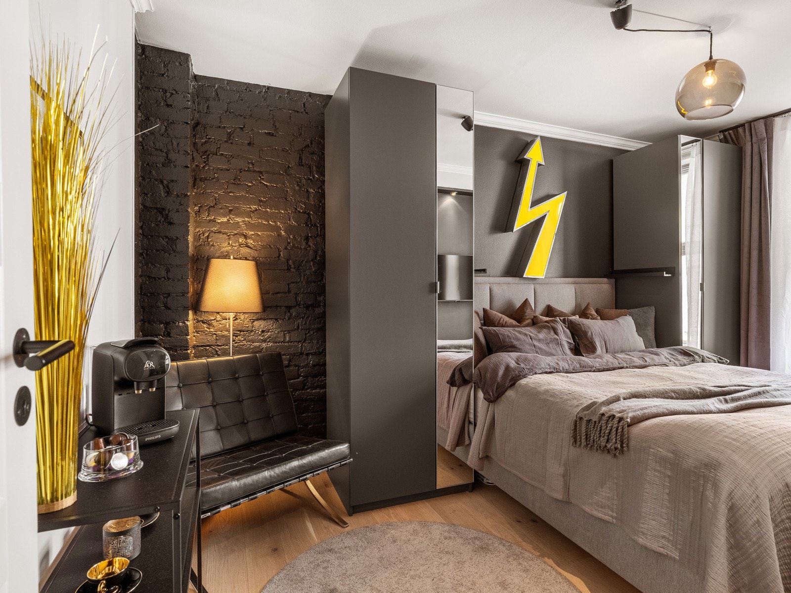 Hovedsoverommet er lyst med god plass til dobbeltseng. Galleribilde