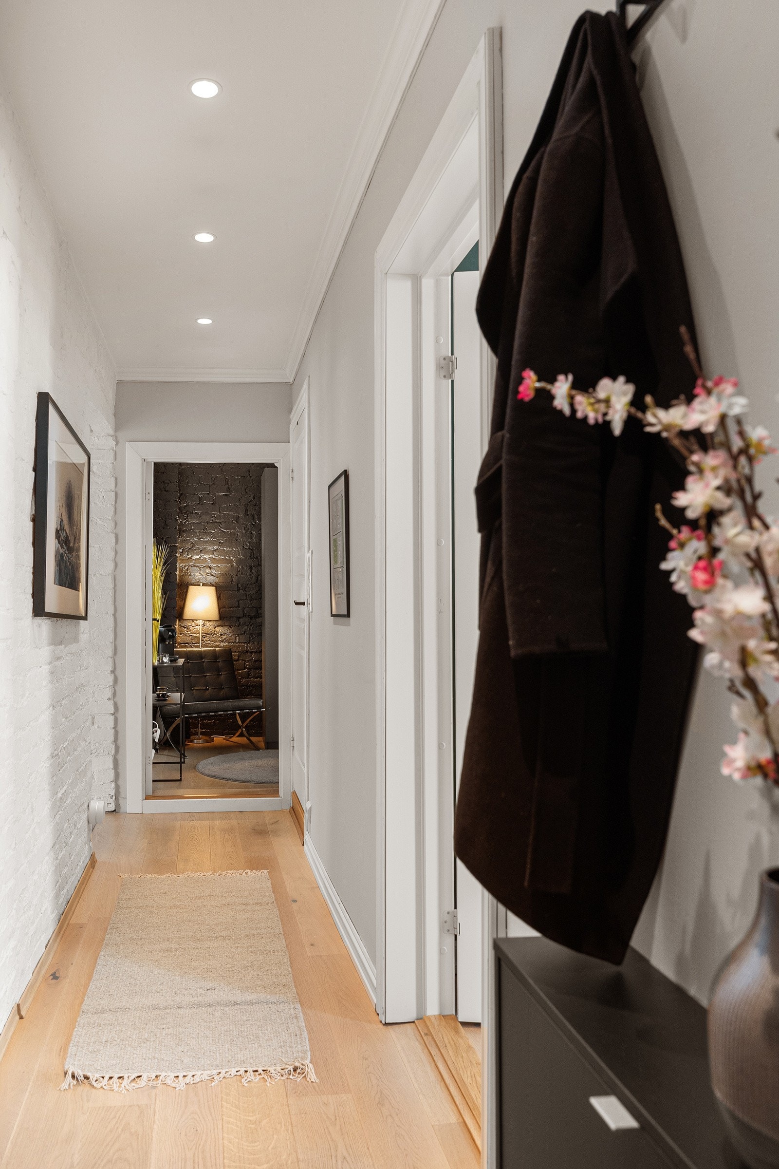 Når du kommer inn i leiligheten blir du møtt av en lys og hyggelig entré som gir et godt førsteinntrykk. Galleribilde