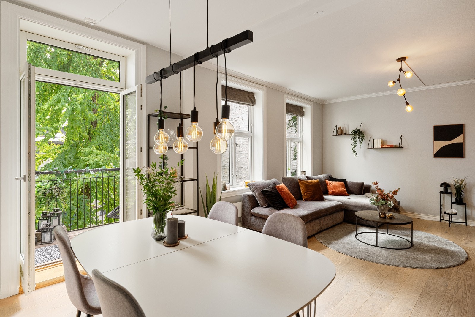 Store vindusflater slipper inn rikelig med naturlig lys. Galleribilde