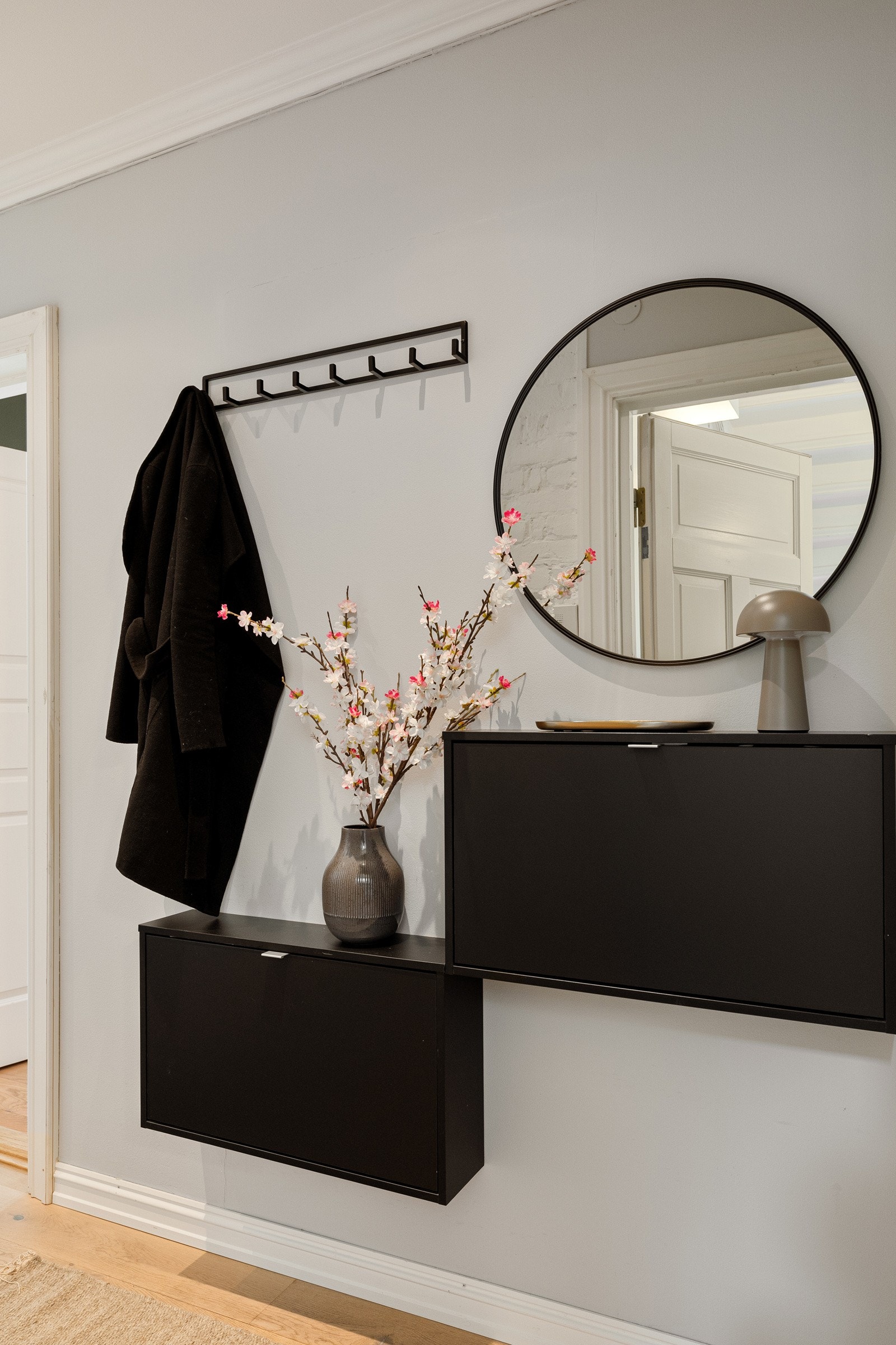 Leiligheten disponerer i tillegg en kjellerbod og loftsbod, hvor begge er ca. 4m². Galleribilde