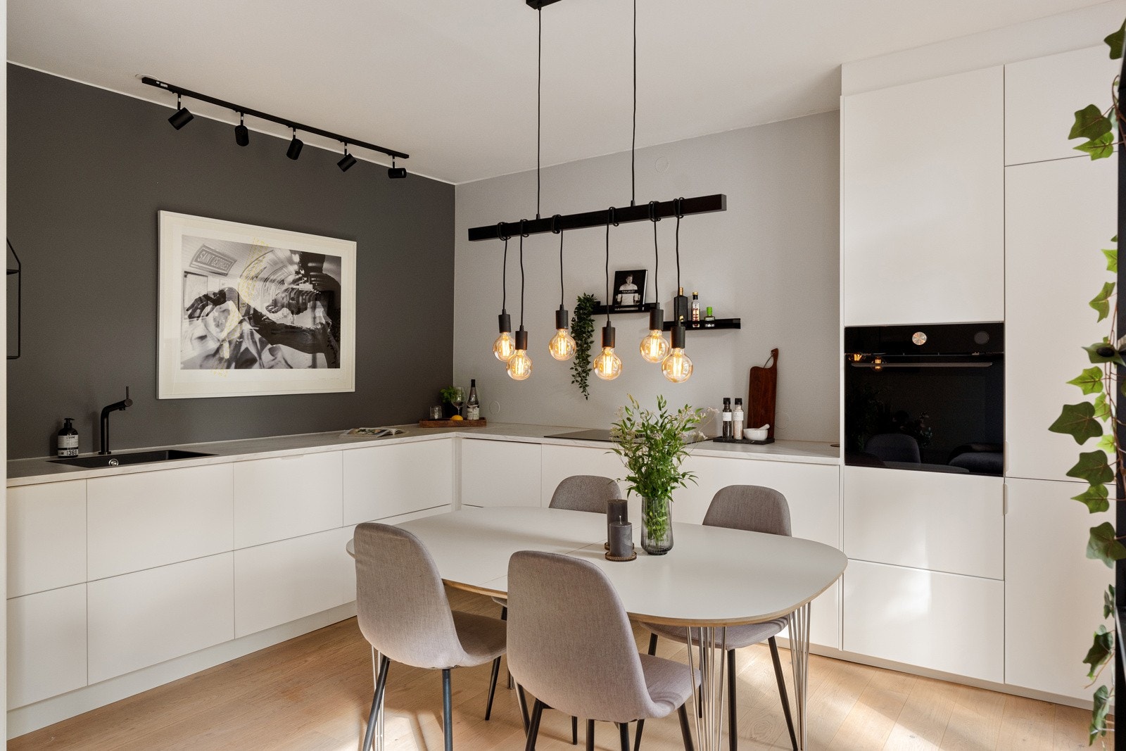 Innredningen har lyse, glatte fronter, benkeplate av laminat og nedfelt oppvaskkum i kompositt. Galleribilde