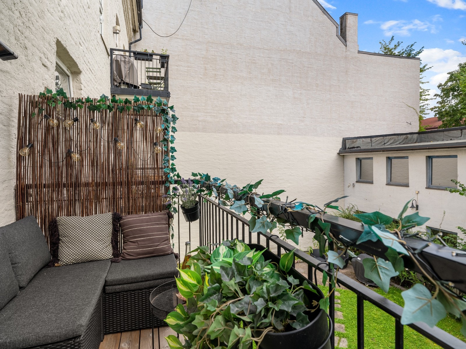 Her er det god plass til utemøblement, grill og planter. Galleribilde