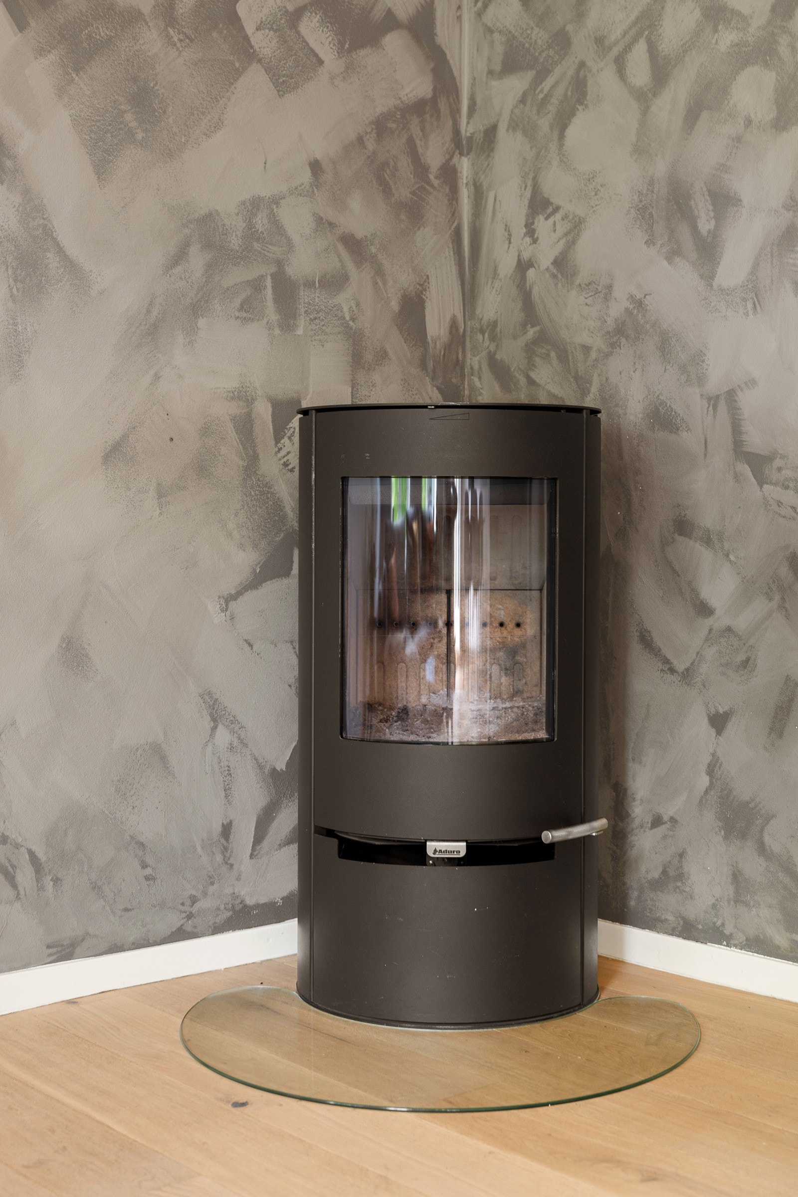 Den dekorative vedovnen i hjørnet gjør det ekstra lunt og koselig. Alle skorsteiner og pipeløp i sameiet ble rehabilitert i perioden 2013-2016. Galleribilde