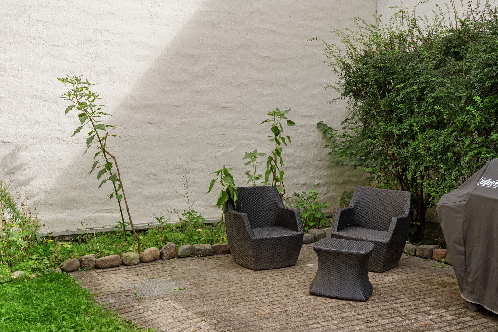 Innredet med flere sittegrupper og felles grill. Galleribilde