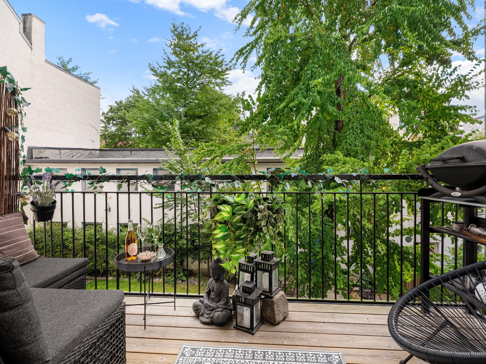 Balkongen er vendt mot øst og byr på hyggelig morgen-og formiddagssol. Galleribilde