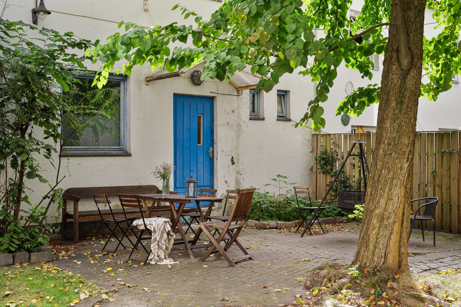 Til glede for beborne er det en pent opparbeidet bakgård. Galleribilde