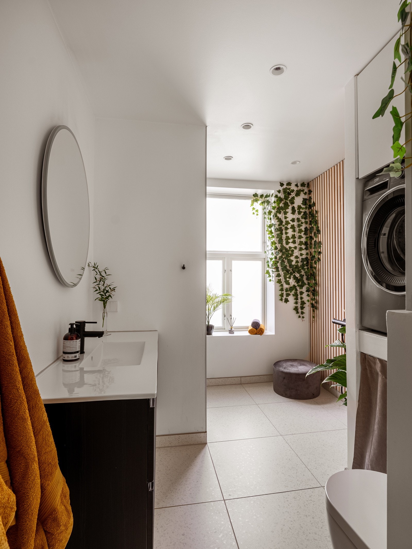 Delikat og moderne baderom med gulvvarme fra 2021. Galleribilde