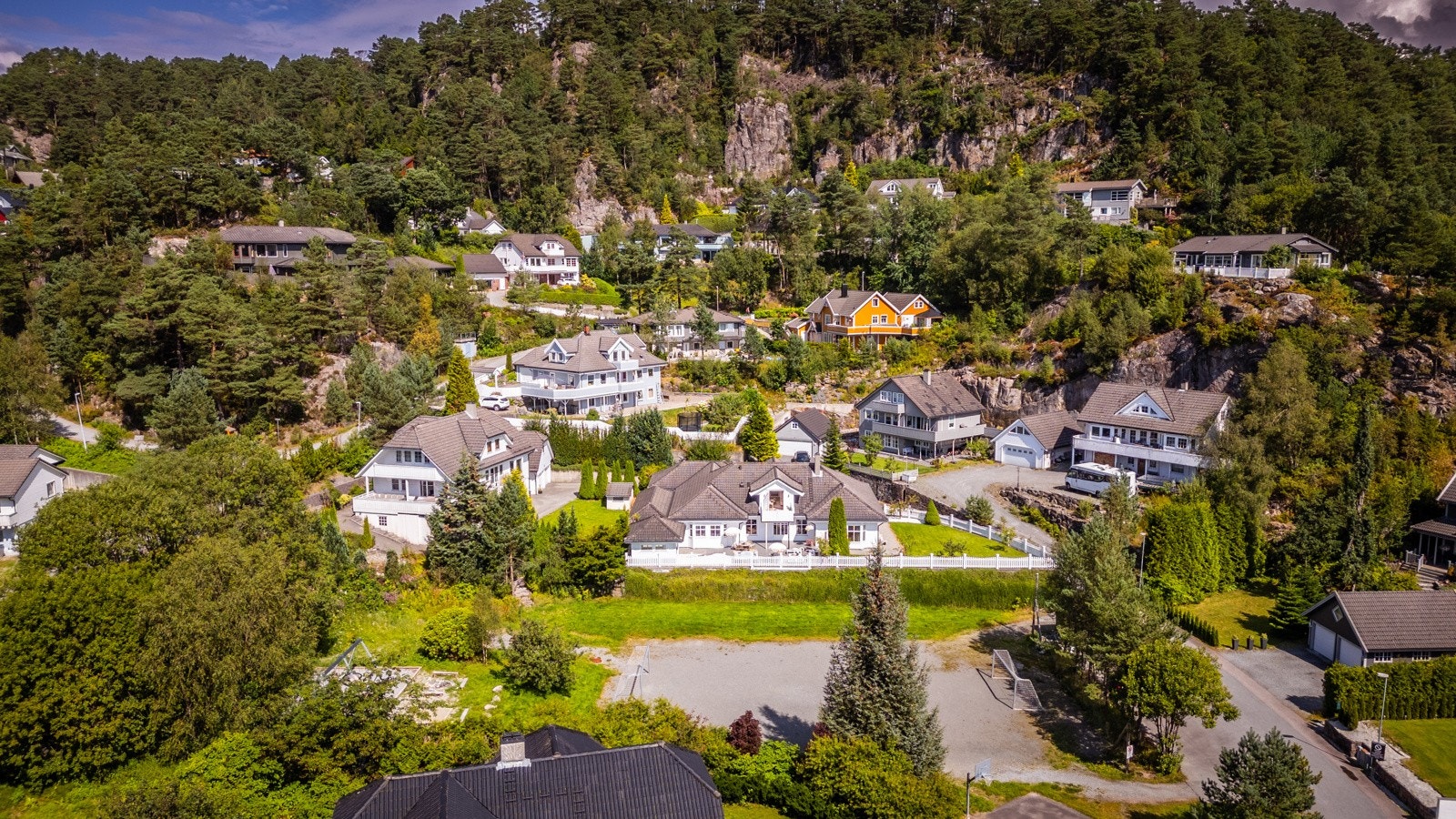 - Eiendommen nyter en pen plassering i et godt etablert og attraktivt villastrøk - Galleribilde