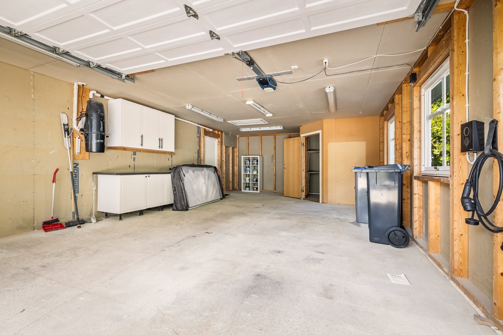 - En romslig og god garasje med elbillader - bod i bakkant - Galleribilde