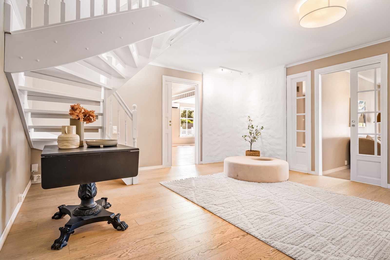 - Hallen ved inngangspartiet mer romslig og luftig - Galleribilde