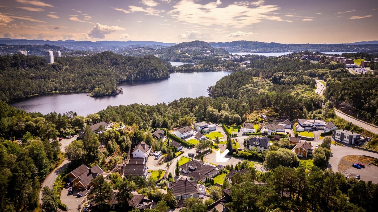 - Kort vei til barnehage, barneskole, lekeplasser og fotballbaner Galleribilde