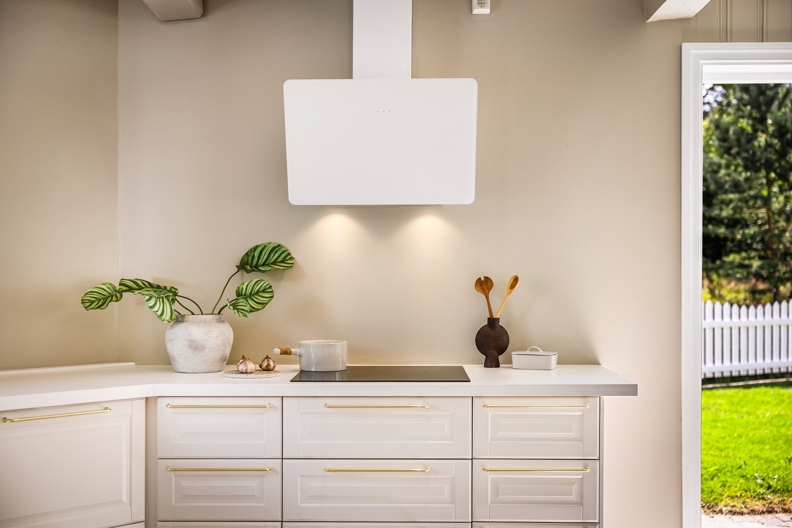 - Moderne kjøkken med integrert induksjonsplatetopp, stekeovn, mikrobølgeovn, oppvaskmaskin og kjøl/frys - Galleribilde