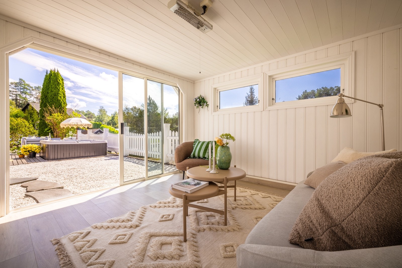 - Noen dager er det veldig fint å samles i lysthuset - et herlig sted - Galleribilde