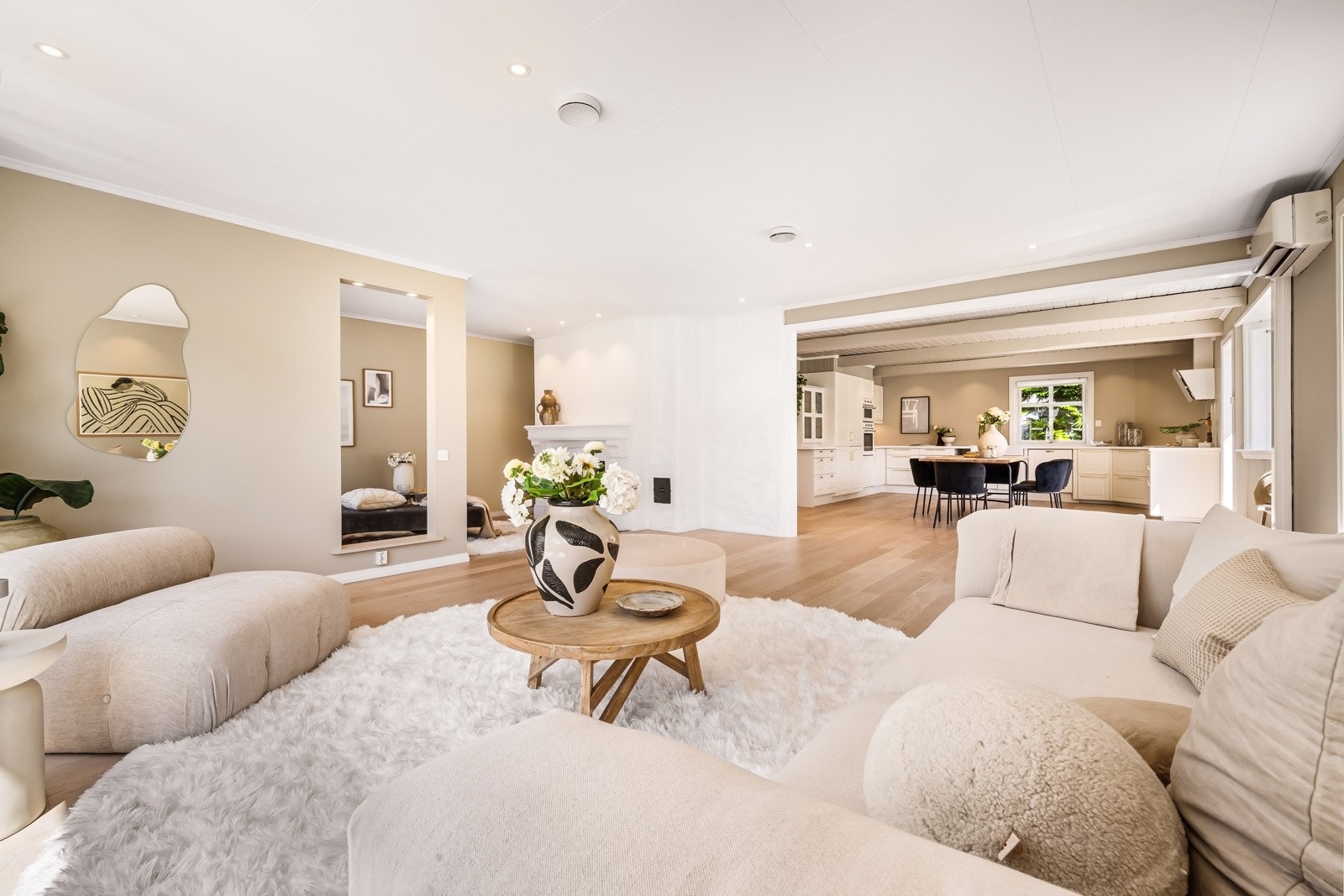 - Stuen har åpen løsning mot spisestue og kjøkken - en supersosial sone i boligen - her kan du romme mange på en gang - Galleribilde