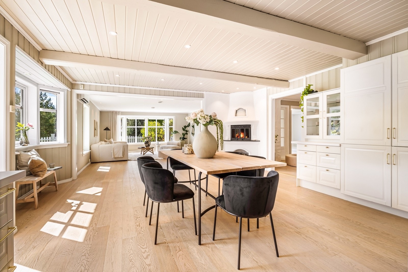 - Her er god plass til langbord når det trengs - Galleribilde