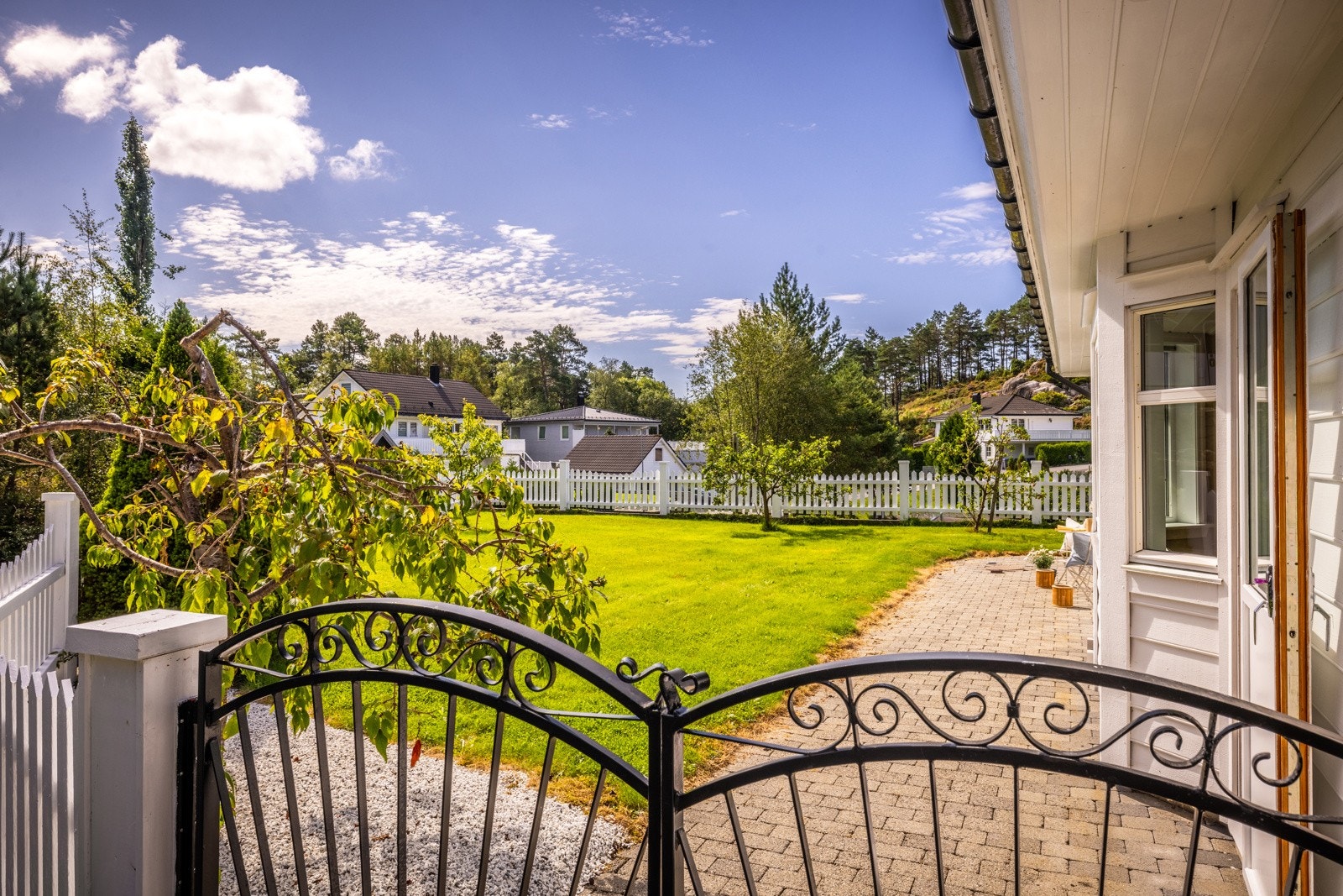 - Vi åpner den lekre smijernsporten og spaserer inn til hagen - Galleribilde