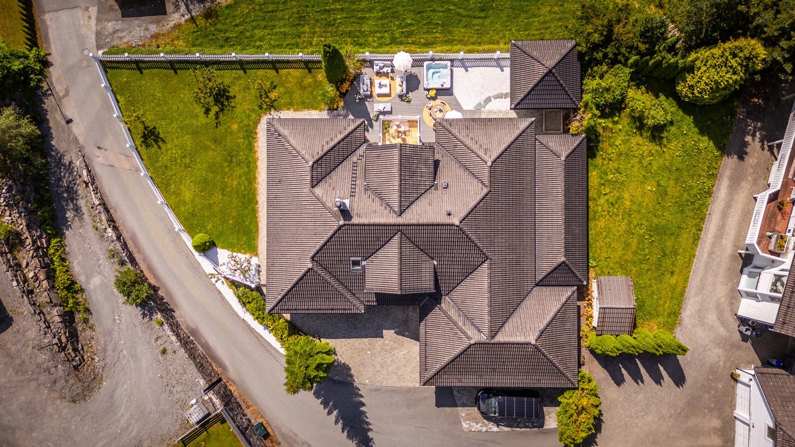 - Eiendommen slik fuglene ser den - en godt opparbeidet eiendom - Galleribilde