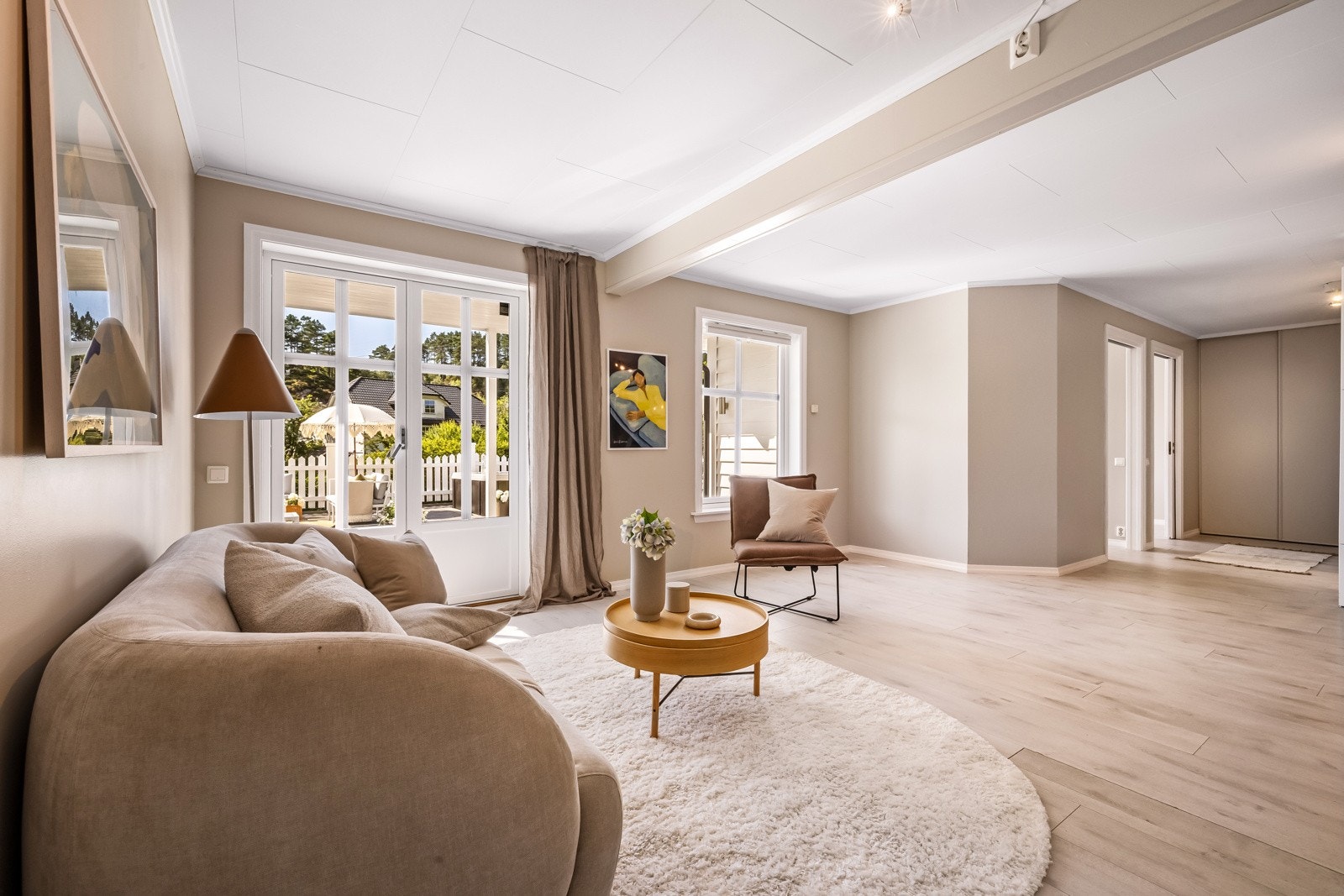 - Vi tar turen inn i den andre stuen på bakkeplan, også denne har de samme kvalitetene med gulv og lysinnslipp - Galleribilde