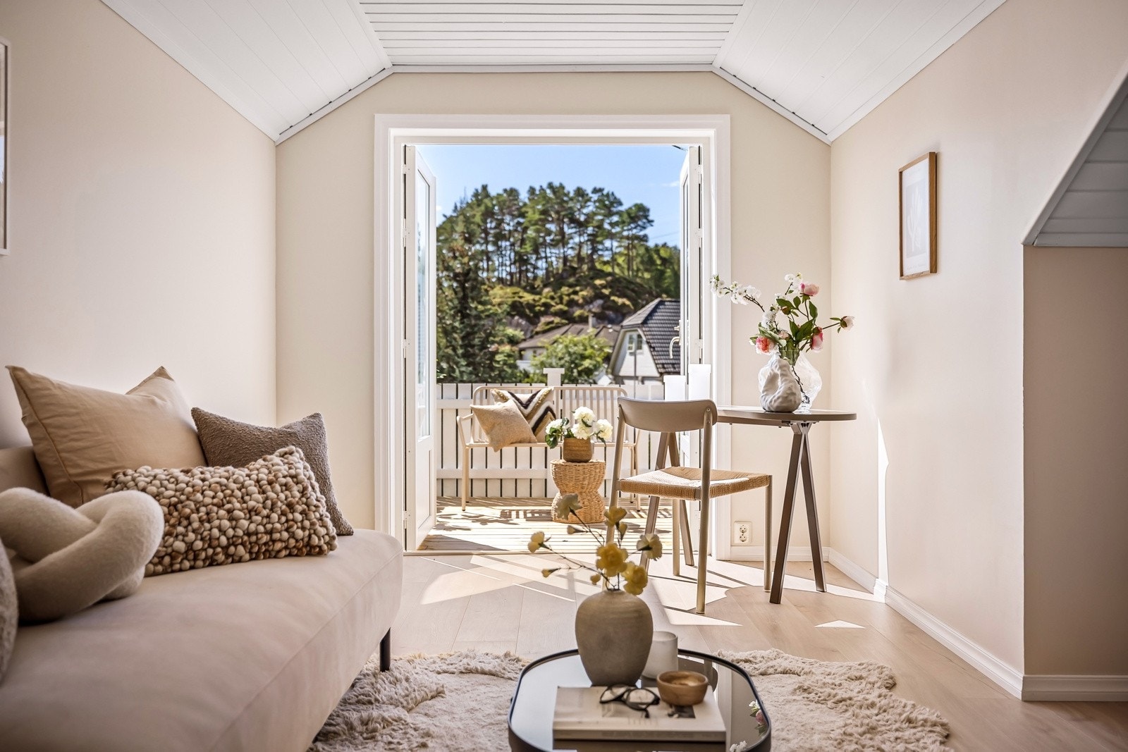 - Fra loftstuen har du utgang til en solrik og herlig balkong - Galleribilde