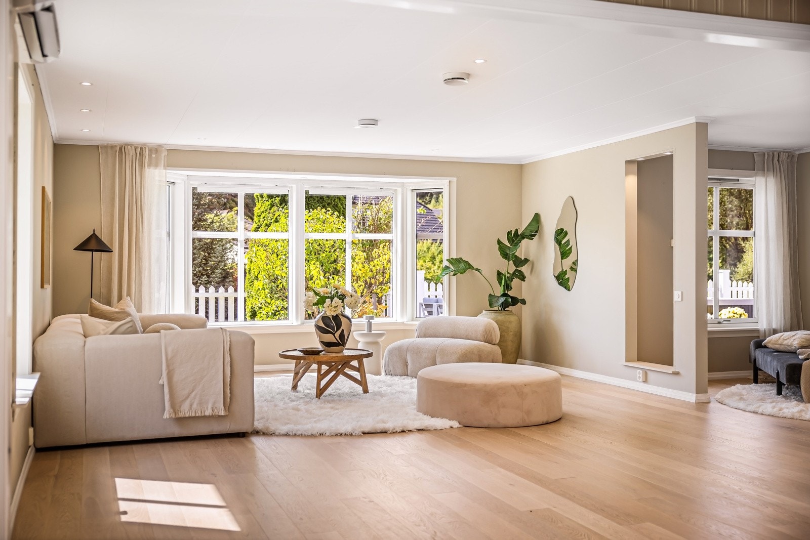 - Lekker enstavs eikeparkett går igjen i flere av rommene - Galleribilde